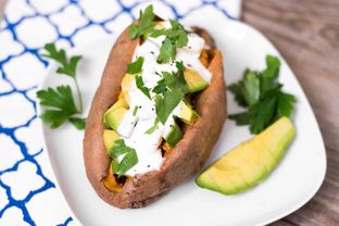 Gebackene Süßkartoffel mit Ei und Avocado Gebackene Süßkartoffel mit Ei und Avocado
