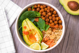 Ensalada de garbanzos tostados, quinoa y aguacate Ensalada de garbanzos tostados, quinoa y aguacate
