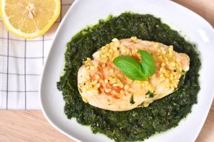 Gebackenes Zitronenhähnchen mit Spinat Gebackenes Zitronenhähnchen mit Spinat