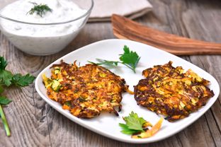 Zucchini-Karotten-Puffer mit Kräuterquark Zucchini-Karotten-Puffer mit Kräuterquark