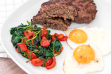 Hamburguesa low carb con huevo y espinacas Hamburguesa low carb con huevo y espinacas