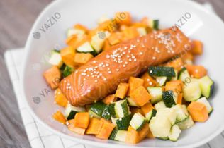 Lachsfilet mit gerösteter Zucchini und Süßkartoffel 