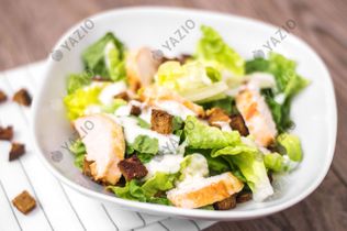 Knackiger Caesar-Salat mit Hähnchenbruststreifen