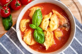 Sopa de tomate y tortellini
