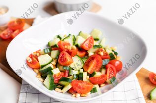 Tomaten-Gurken-Salat mit Pinienkernen
