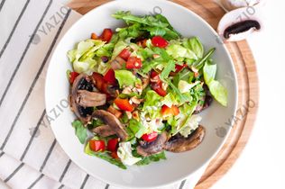 Bunter Salat mit Haselnüssen