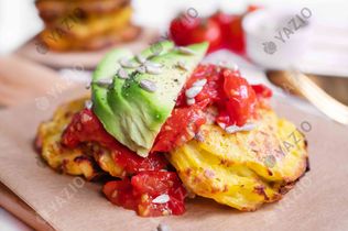 Hash browns con tomate y aguacate