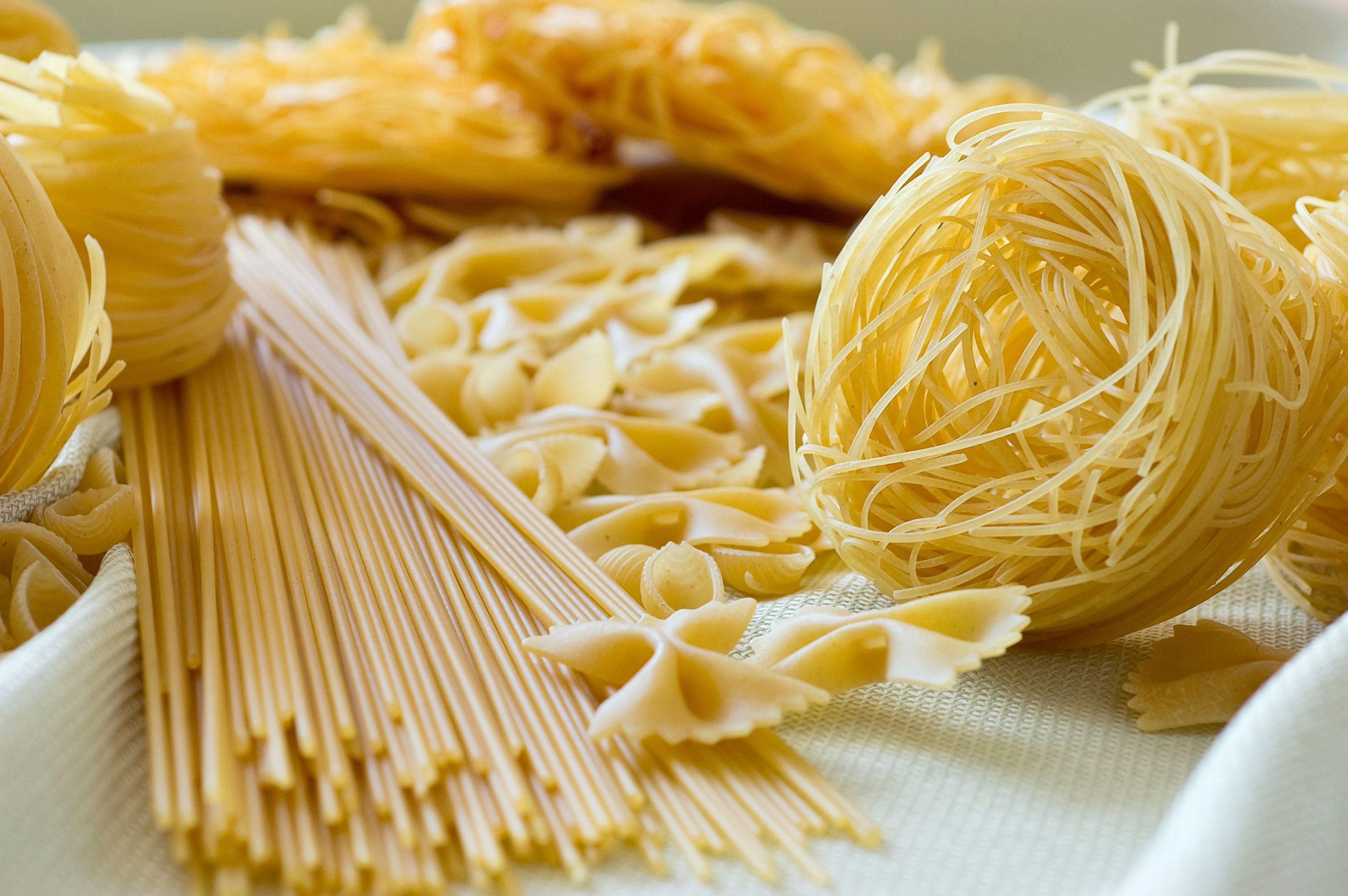 Тема макаронные изделия. Шебекинские спагетти 002. Шебекинские макароны спагеттини. Макароны сухие. Спагетти сухие.